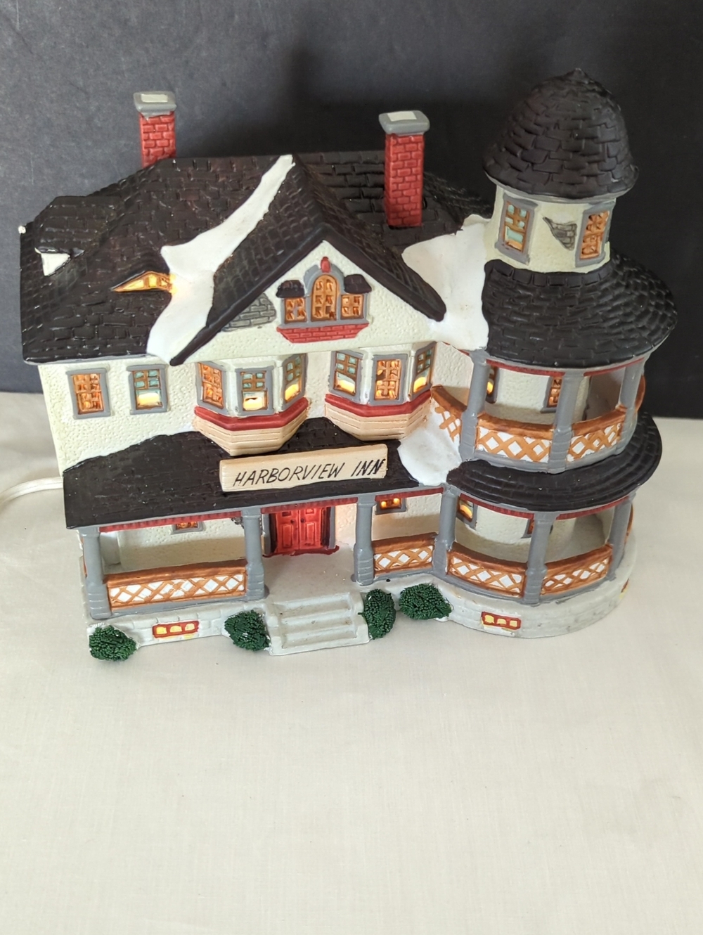 Lemax 1994 Plymouth Corner Harborview Inn Decorative Collectible Light Up House